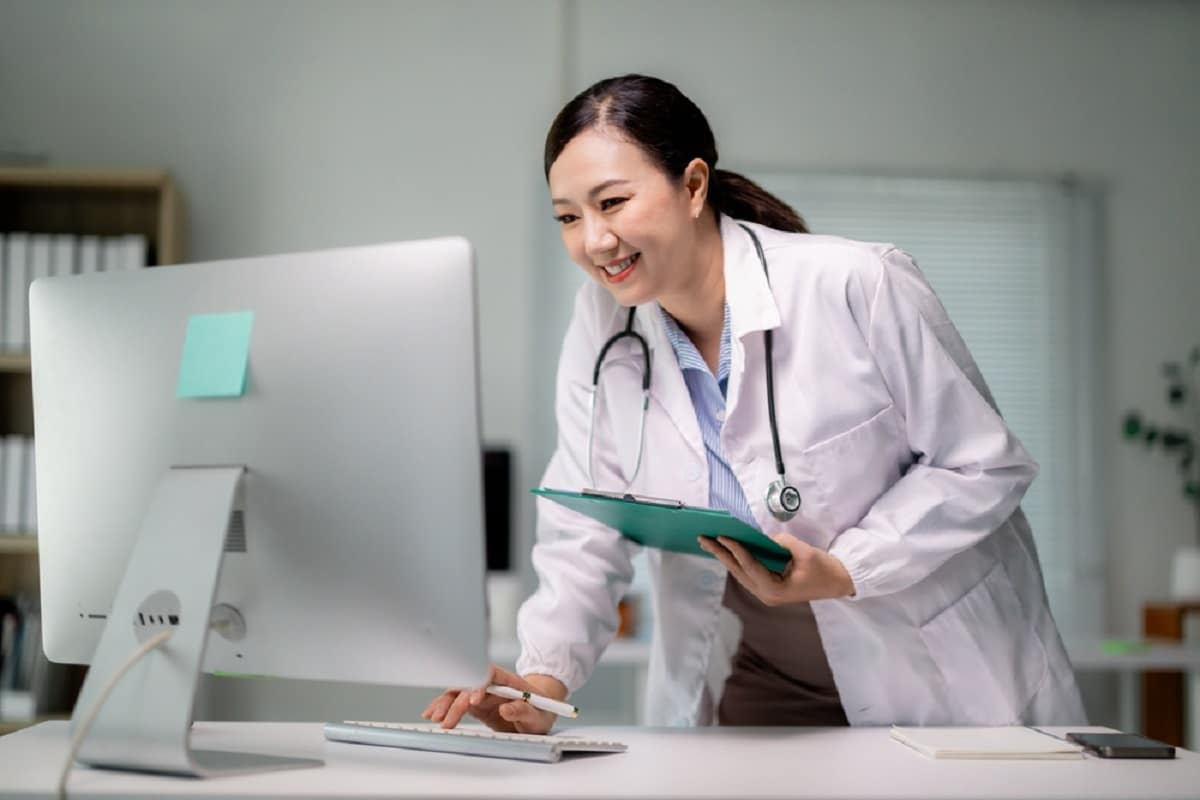 medical billing consultants efficiently check patient records