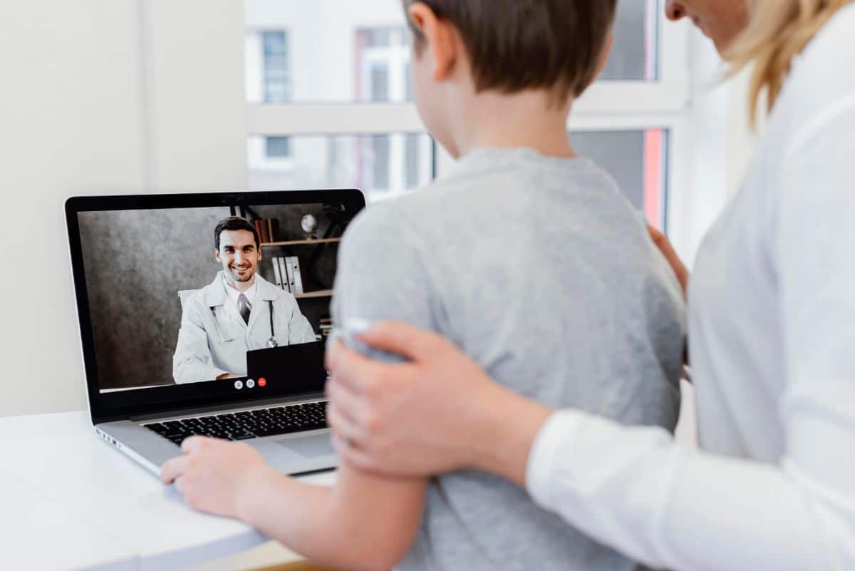 virtual medical receptionists are revolutionizing, doctor VA video calling to the patient