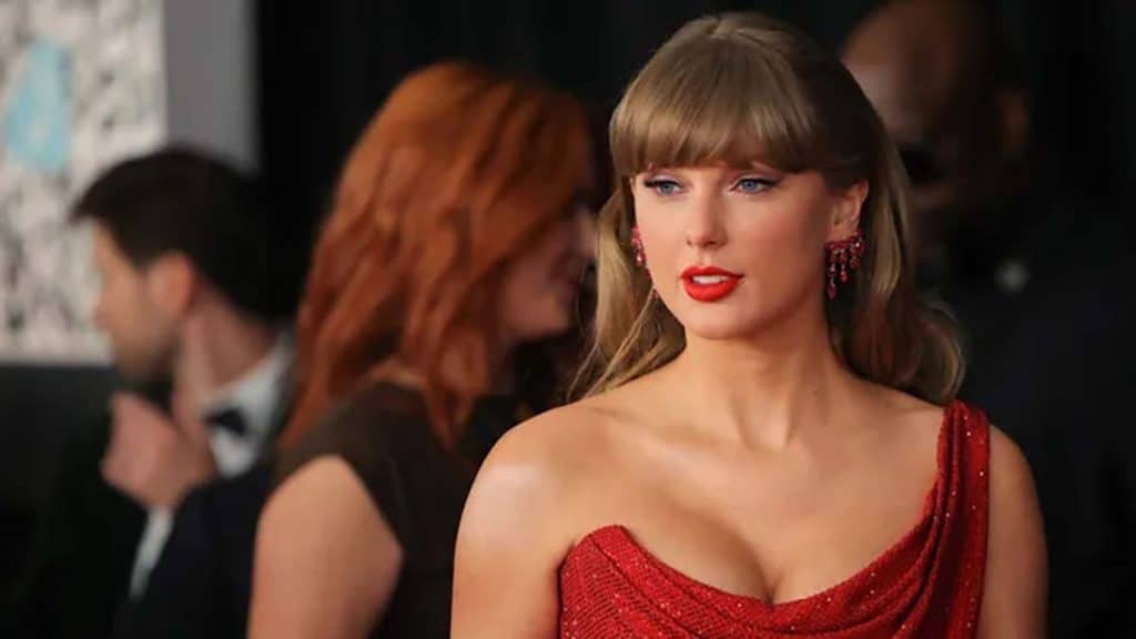 taylor swift amas 2025 with red gown