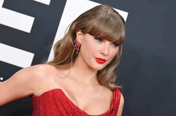 taylor swift amas 2025 with red lipstick