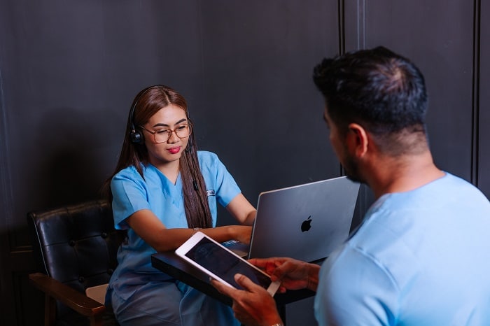 optometrist wearing blue scrub of portiva