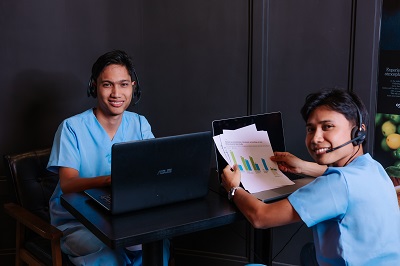 two male vas smiling